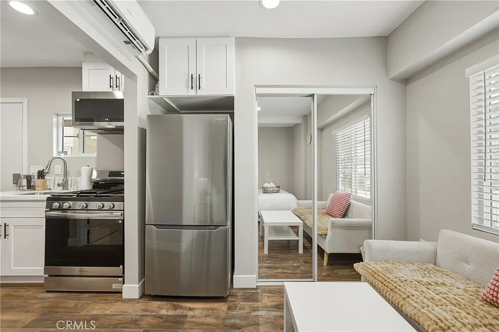 Studio, 1.5 bath, 240 sqft, $1,800 — Photo 2