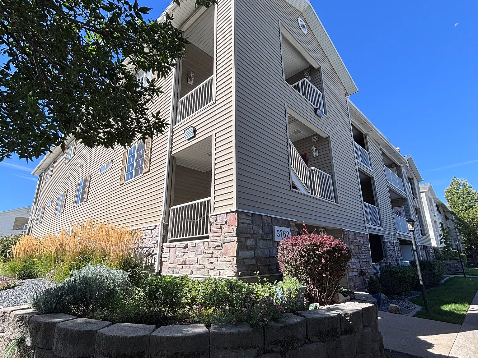 Beautiful, quiet top-unit condo! — Photo 2