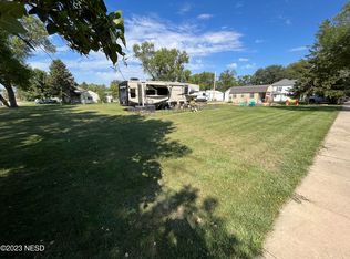 402 2nd St, Henry, SD 57243