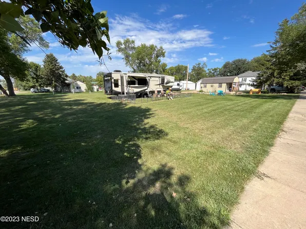 402 2nd St, Henry, SD 57243