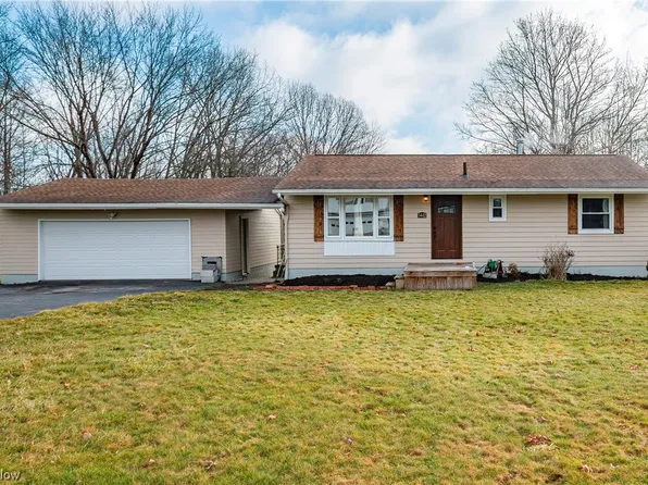 5442 Fairhill Dr, Ravenna, OH 44266