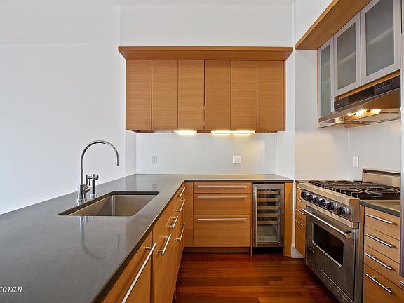 3rd image of 30 West St APT Ph2c