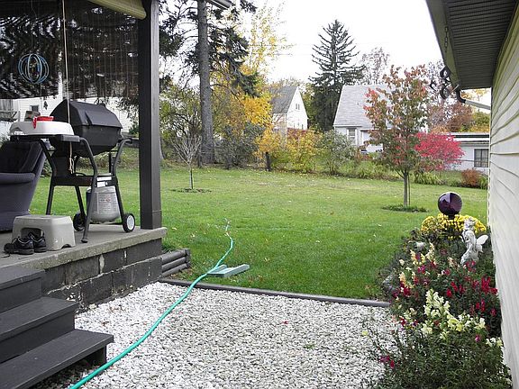 between house and garage