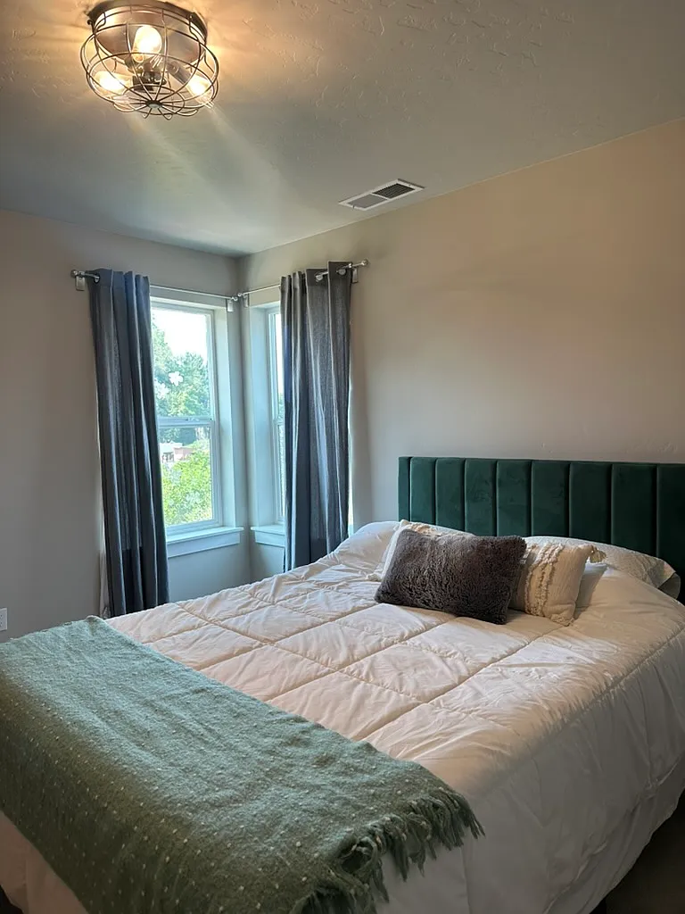 3 bed, 2.5 bath, 2000 sqft, $1,050 — Photo 1