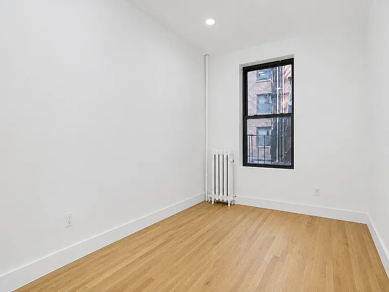 229 E 53rd St #4R — Photo 2