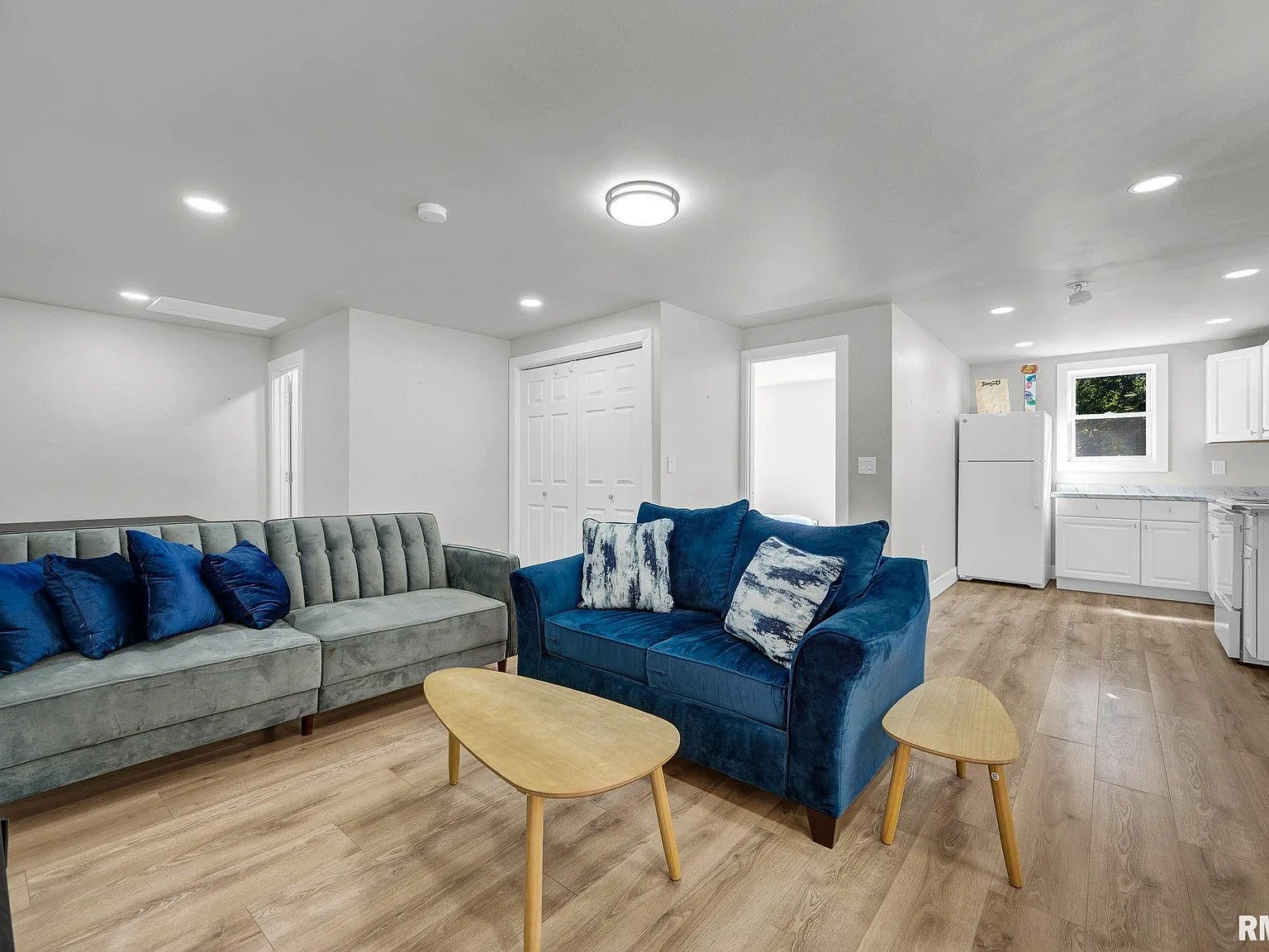 2 bed, 1.0 bath, 1570 sqft, $1,200 — Photo 3