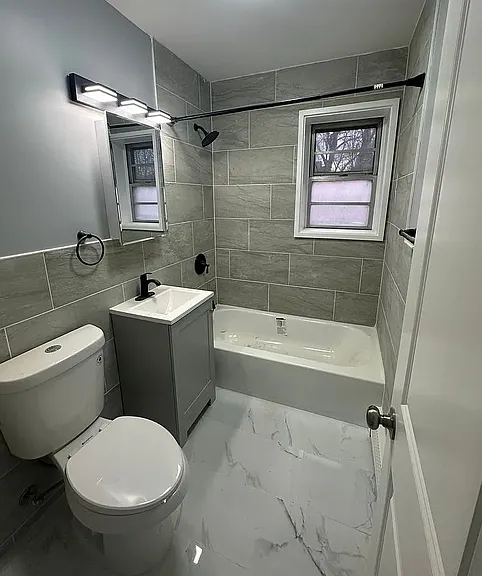 138 E 7th St #7 — Photo 34