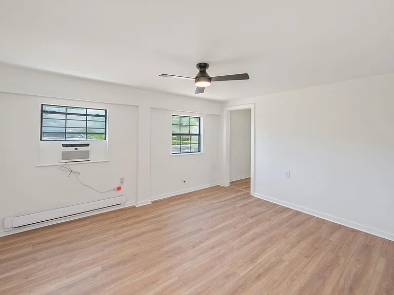 1002 High Grove Ct #B — Photo 16
