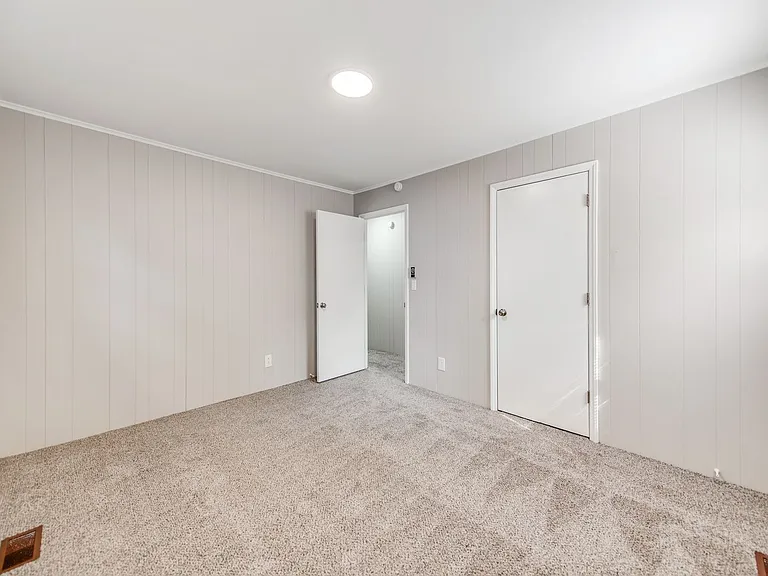 212 E Poplar St — Photo 11
