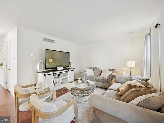 3rd image of 824 Dilworth Ln