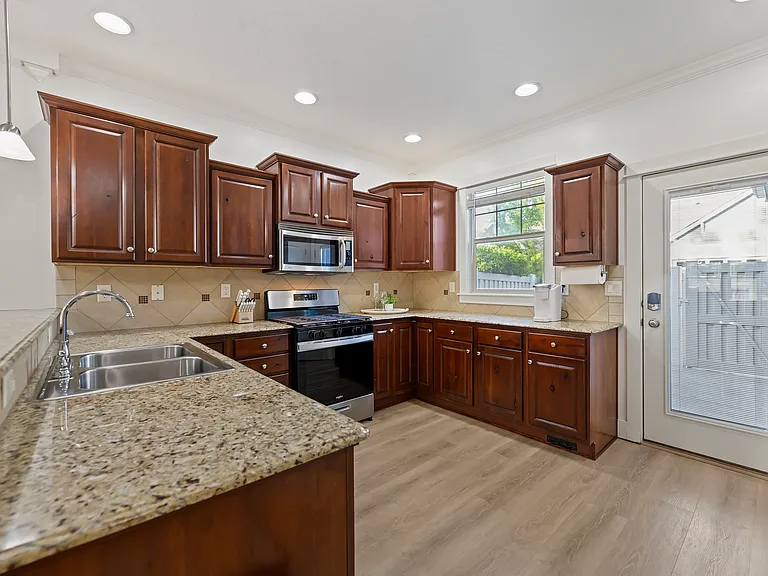 922 E Winding Creek Dr — Photo 8
