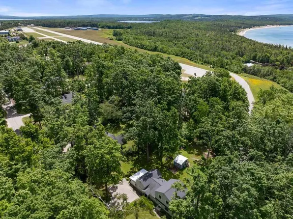 383 Heacock Rd, Harbor Springs MI