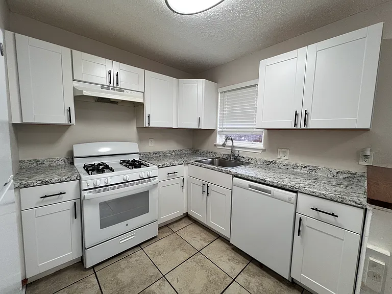 1115 S Beckley Ave #F — Photo 4