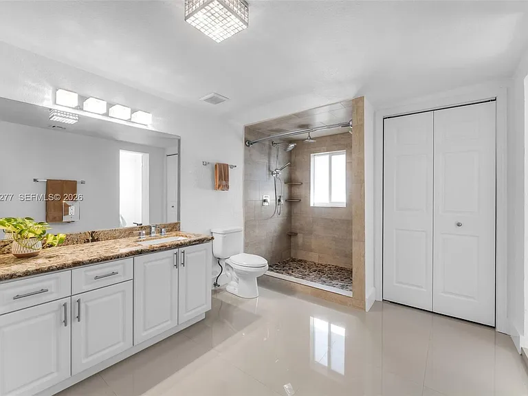 2131 SW 17th St — Photo 4
