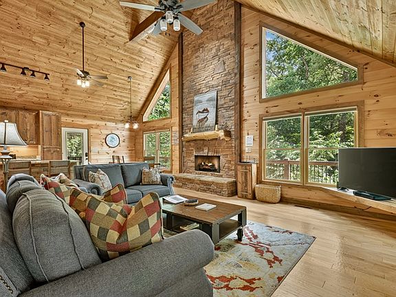 5th image of 200 Forest View Ln
