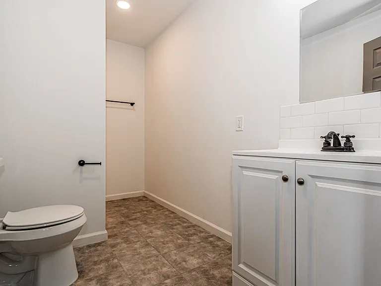 214 W Walnut St — Photo 16