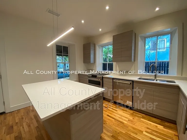 528 Pearl St — Photo 12
