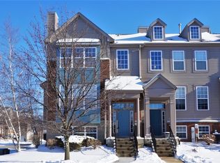 113 Station Park Cir, Grayslake, IL 60030