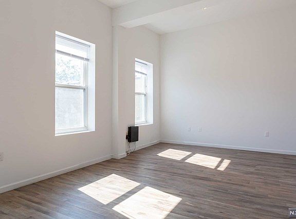 4th image of 517 Communipaw Ave
