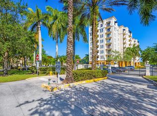 9021 SW 94th St APT 305, Miami, FL 33176