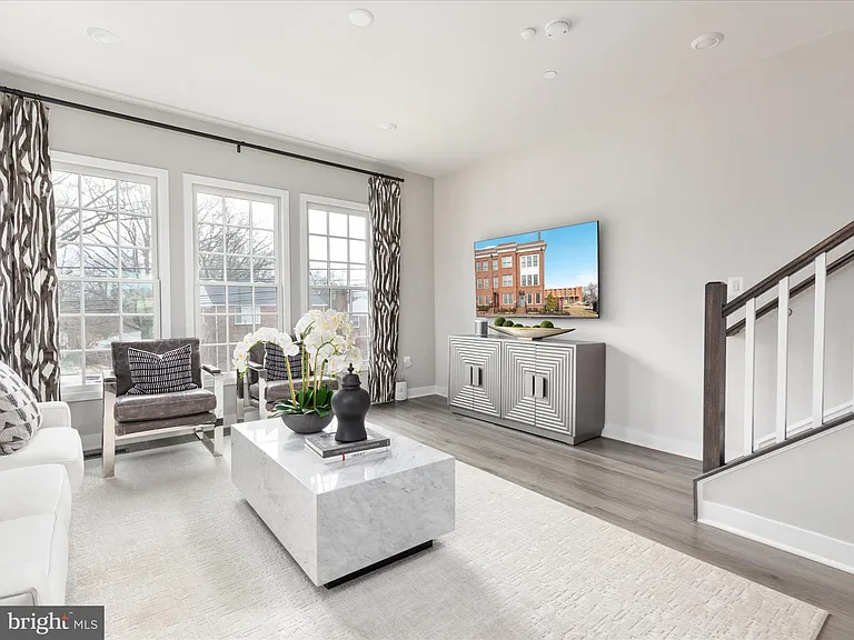 1341 Aspen NW — Photo 2