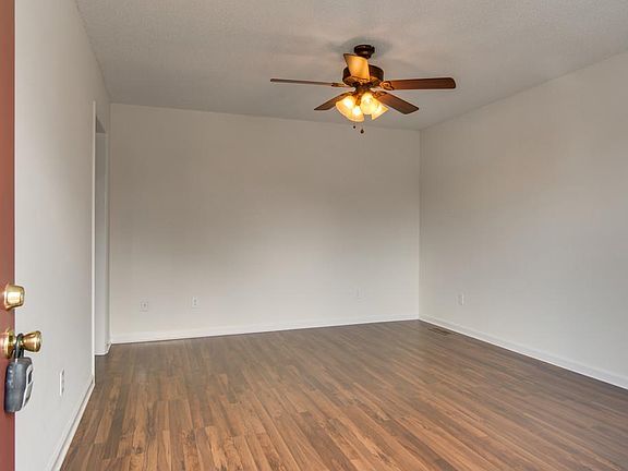 5th image of 401 Farris Ave