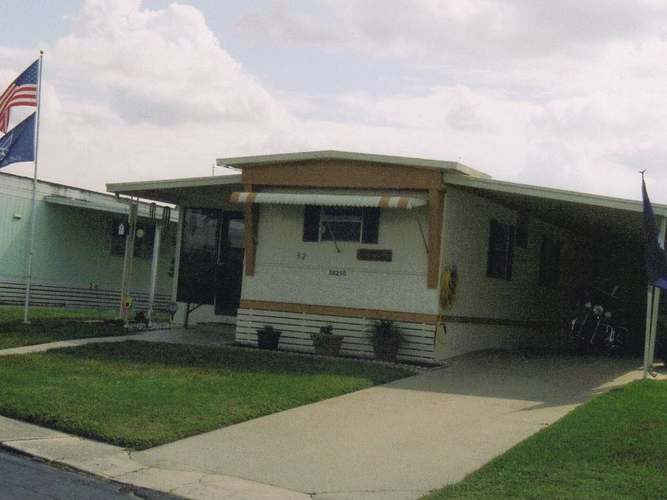 Carport (rt.) 11' X 50'