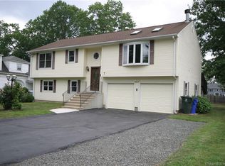 7 Vandervere Rd, West Hartford, CT 06117