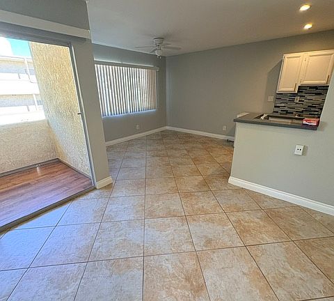 5th image of 5328 Newcastle Ave