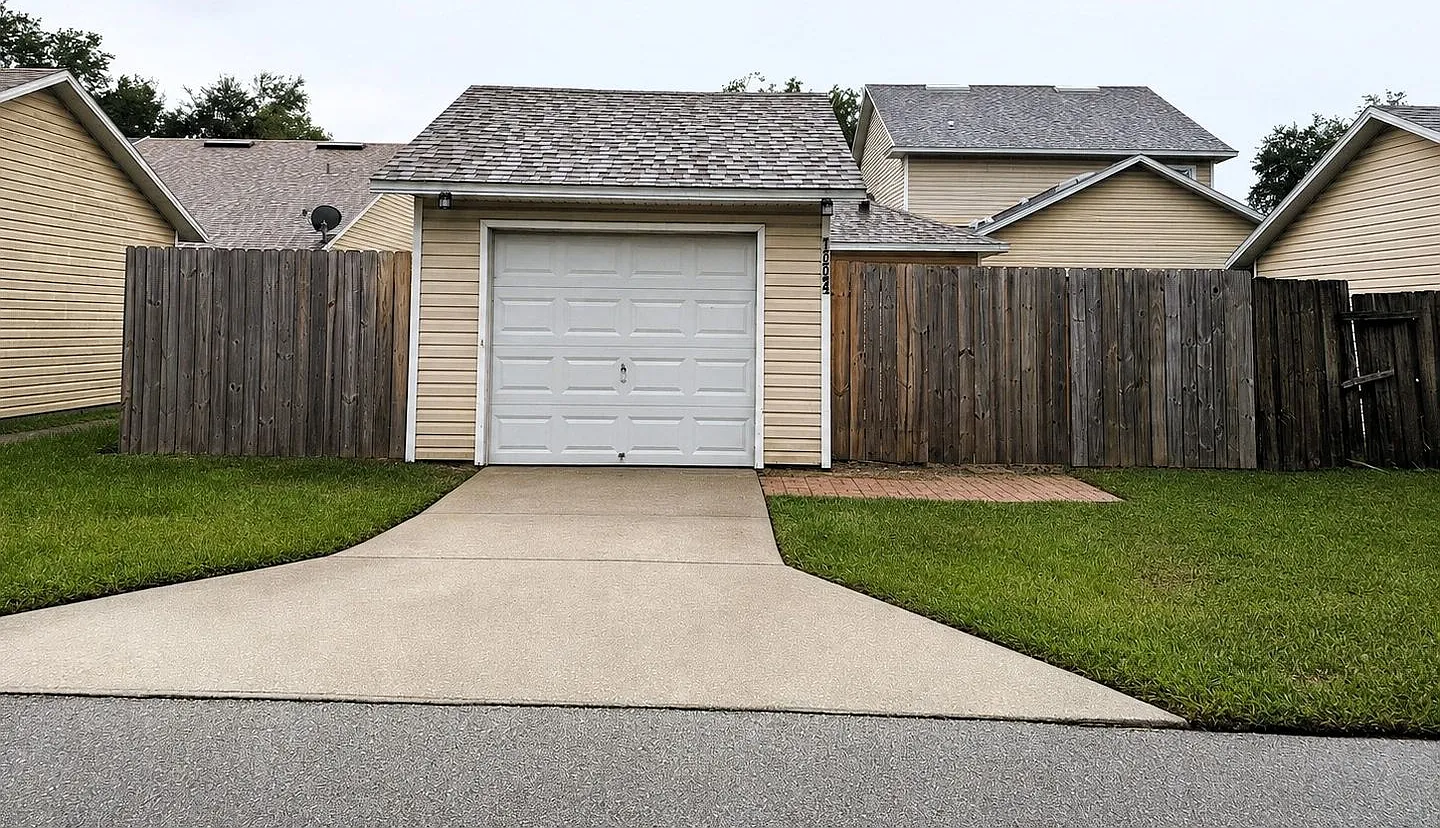 Adorable 2 bedrooms 2 baths recently remodeled rental home available in Groveland — Photo 1