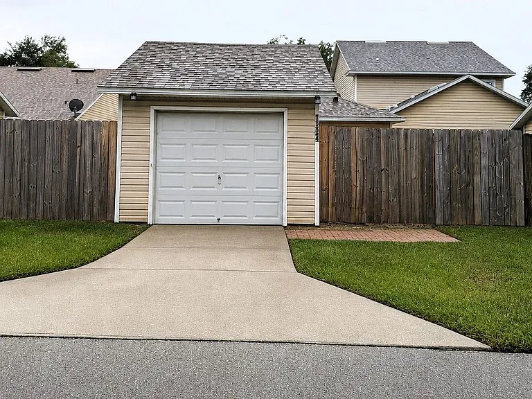 1004 Park Central Cir — Photo 1
