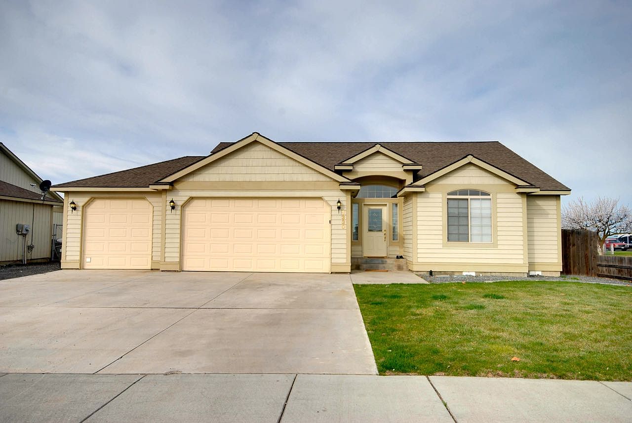 1330 S Monroe St, Moses Lake, WA 98837 Zillow