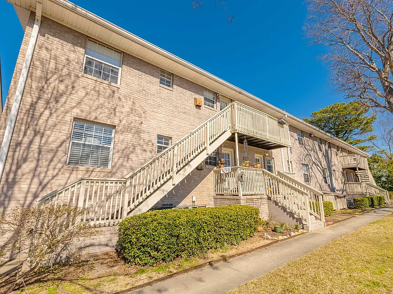 Peachtree Hills Court | Where Atlanta's Energy Meets Timeless Charm — Photo 23