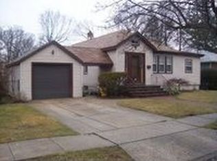 11 Beverly Rd, Farmingdale, NY 11735