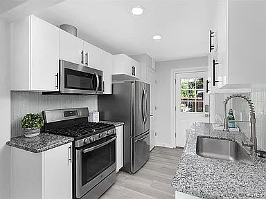 5th image of 1090 Hooker St