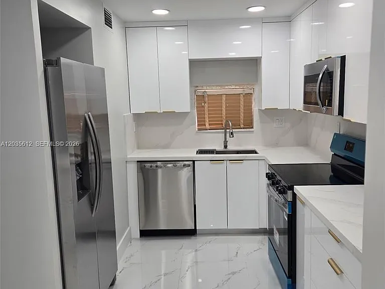 700 S Hollybrook Dr #207 — Photo 1