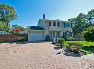 3 Namrof Ln, Holbrook, NY 11741