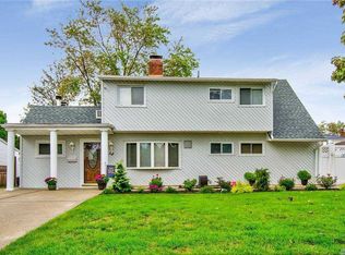 54 W Cabot Ln, Westbury, NY 11590