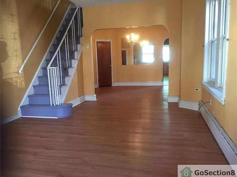 2nd image of 6123 Marsden St