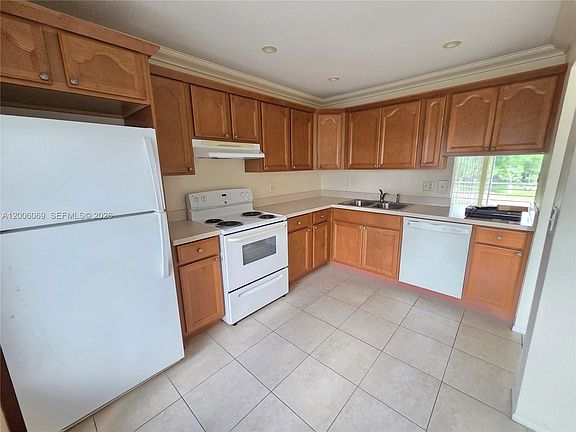 3rd image of 1000 NE 14th Ave APT 210