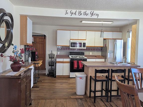 2nd image of 142 W Woody Dr