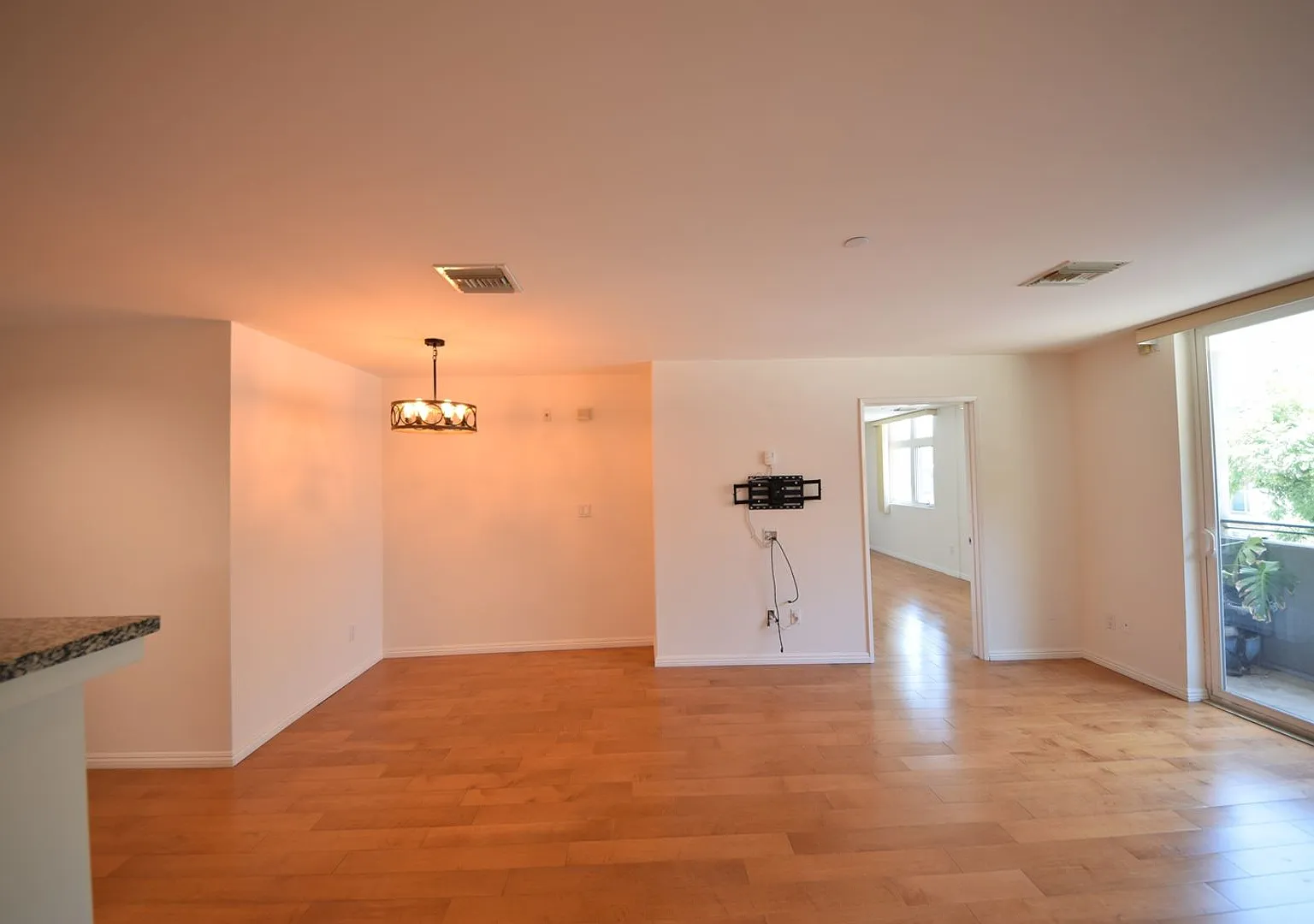 Ample 2 Bed 2 Bath in the Heart of West Los Angeles — Photo 4