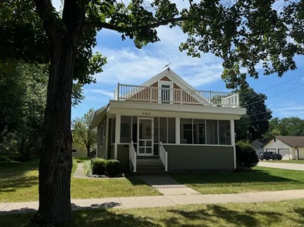 307 5th Ave, Decorah, IA 52101