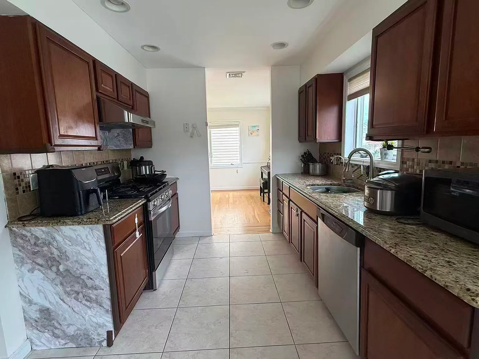 4 bed, 2058 sqft, $5,400 — Photo 2