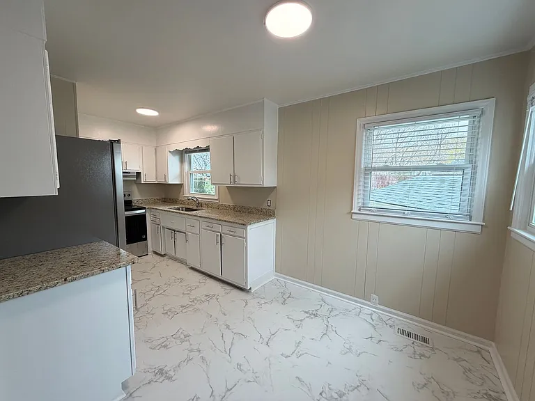 1331 Elm St — Photo 4