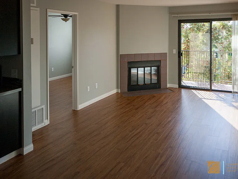 3989 Richmond St — Photo 5