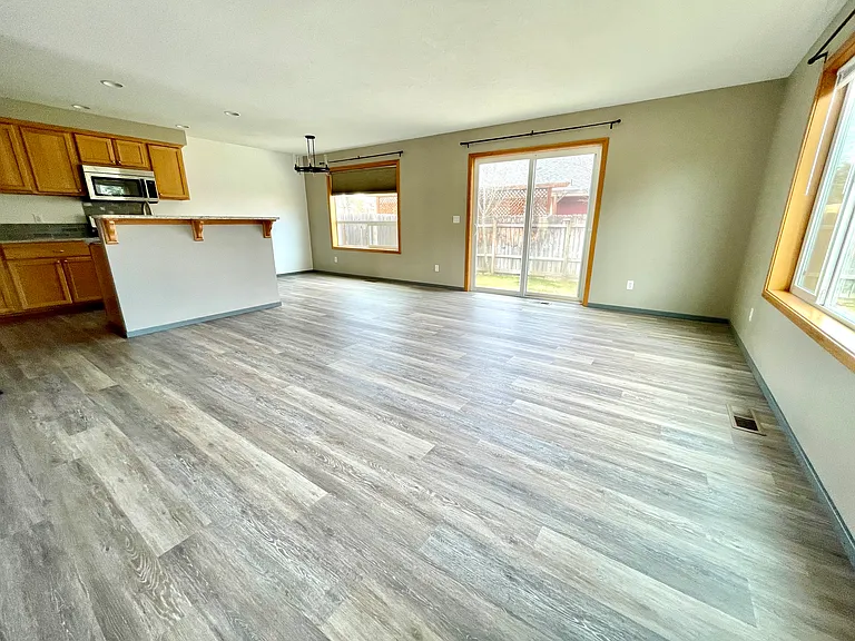 145 N Tamarack St — Photo 4