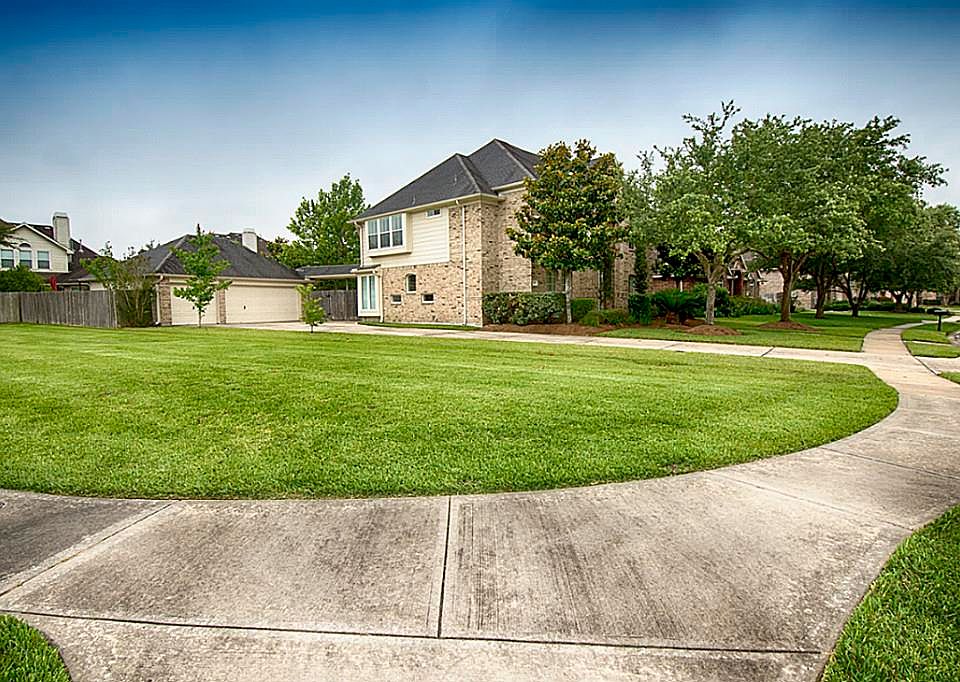 1st image of 225 Sutherland Ln