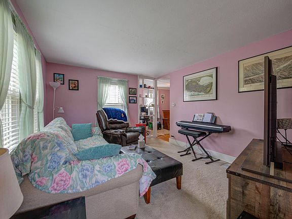 5th image of 18 Fairlawn Avenue