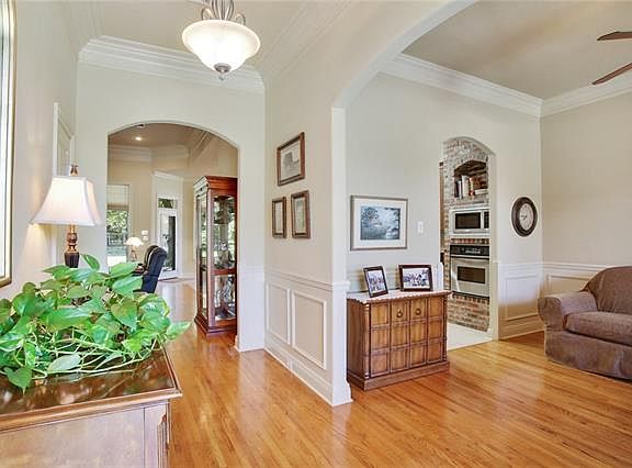 3rd image of 105 Oak Downs Dr